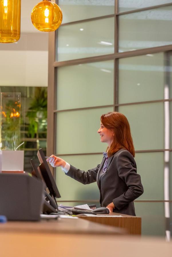 Mercure Trabzon Hotel Eksteriør bilde A receptionist at the reception desk of a hotel
