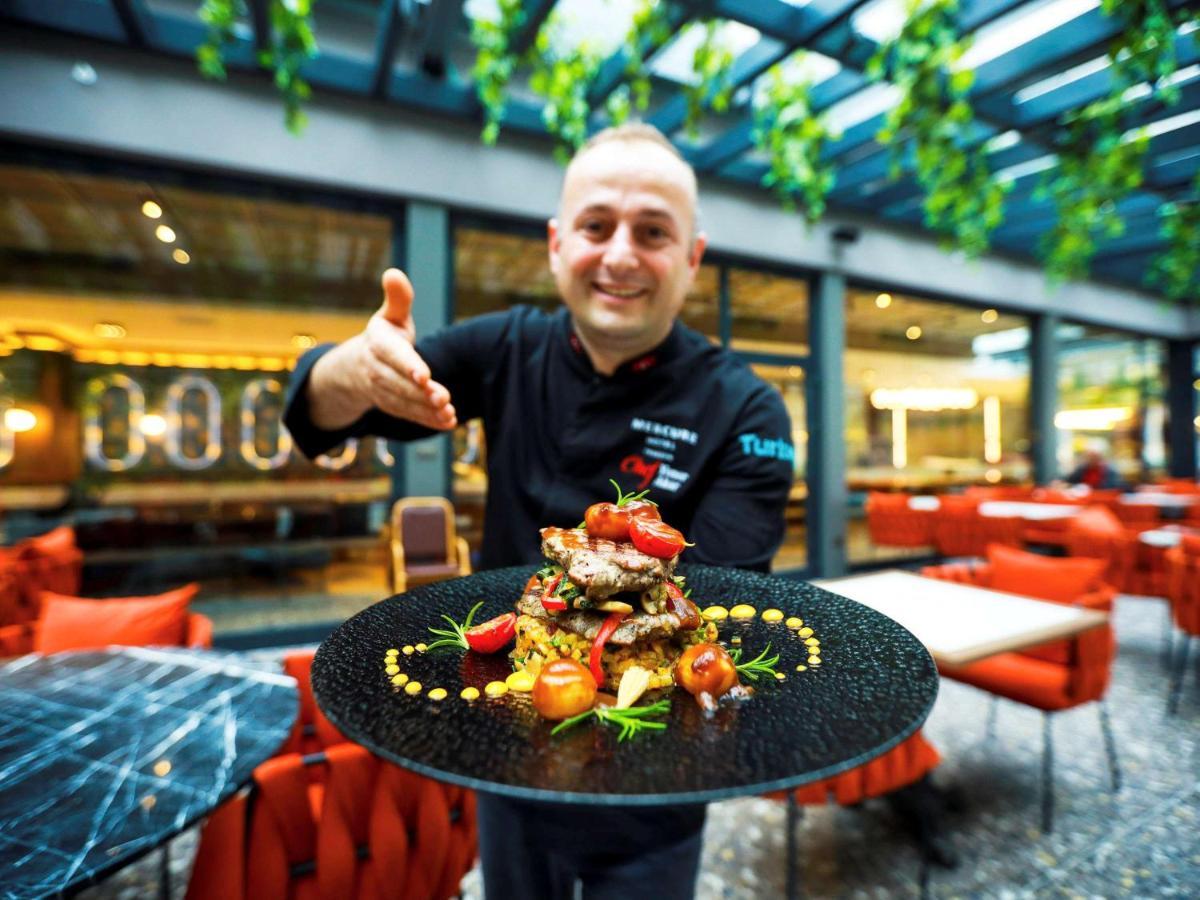 Mercure Trabzon Hotel Eksteriør bilde A waiter serving a meal