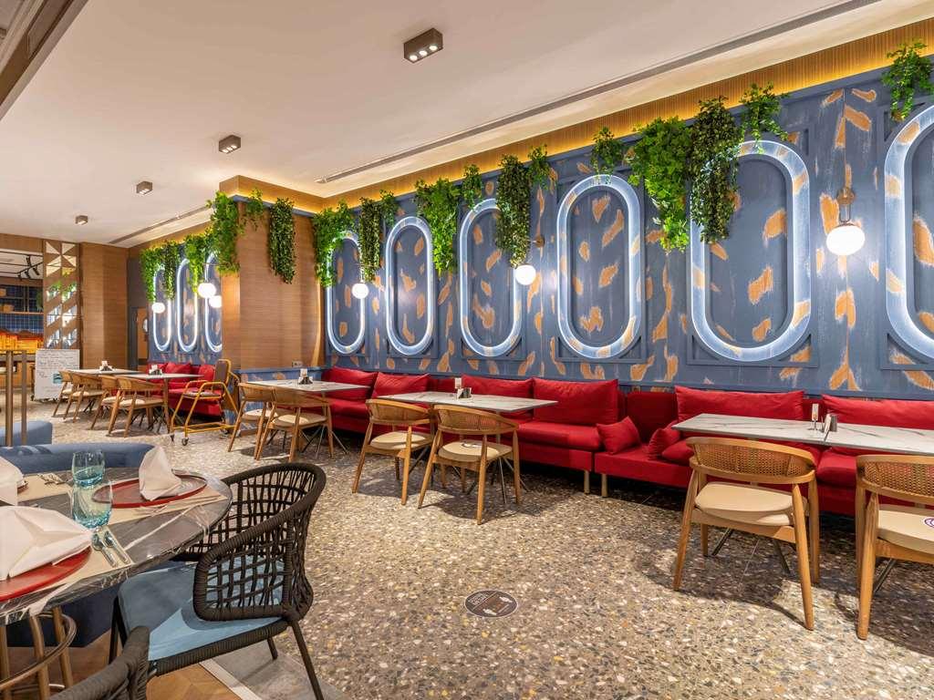 Mercure Trabzon Hotel Restaurant bilde Interior of a restaurant in the mall